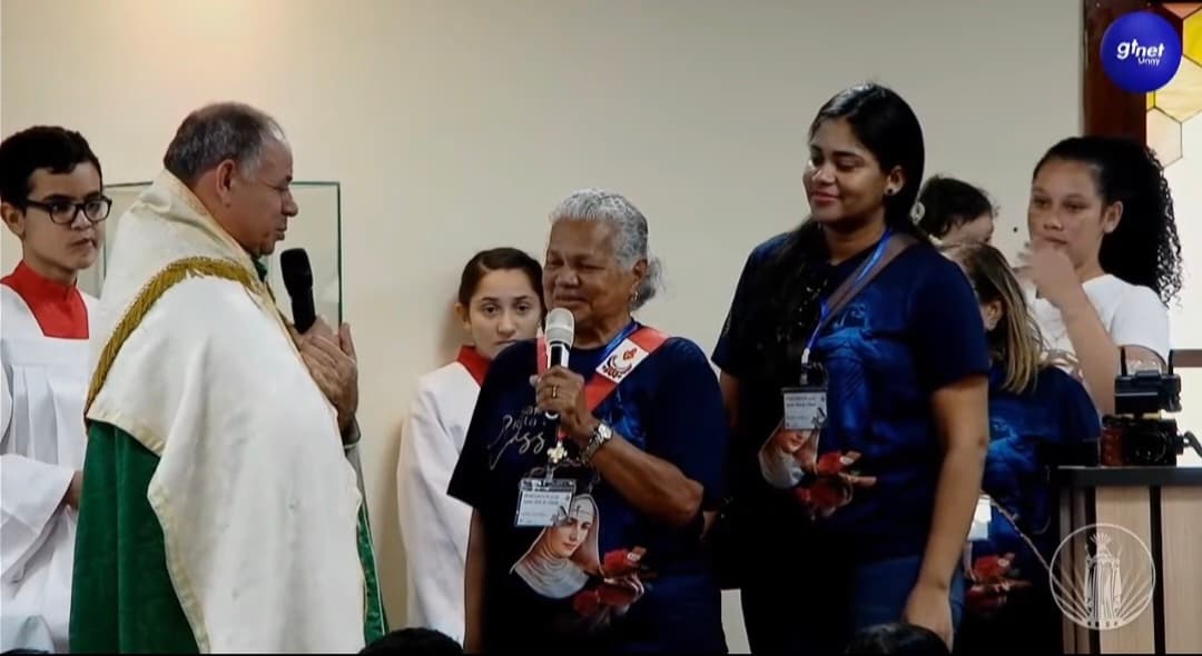 [VÍDEO]Fiel faz agradecimento inusitado durante missa e chama a atenção em santa Cruz- RN