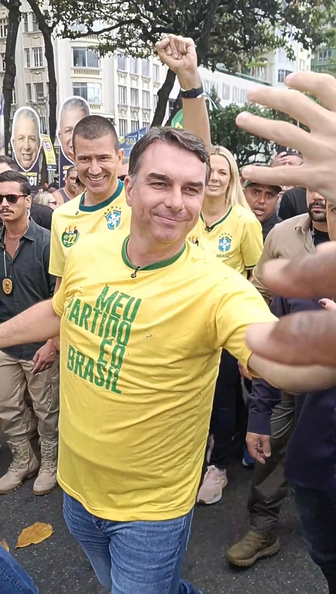 (Vídeo)Flávio Bolsonaro chega a Copacabana para seu primeiro ato de campanha eleitoral