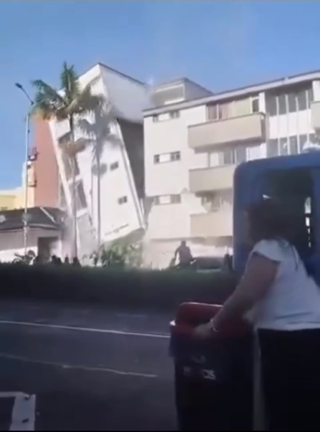 (Vídeo)Vídeo mostra prédio desabando durante forte terremoto que atingiu a Colômbia