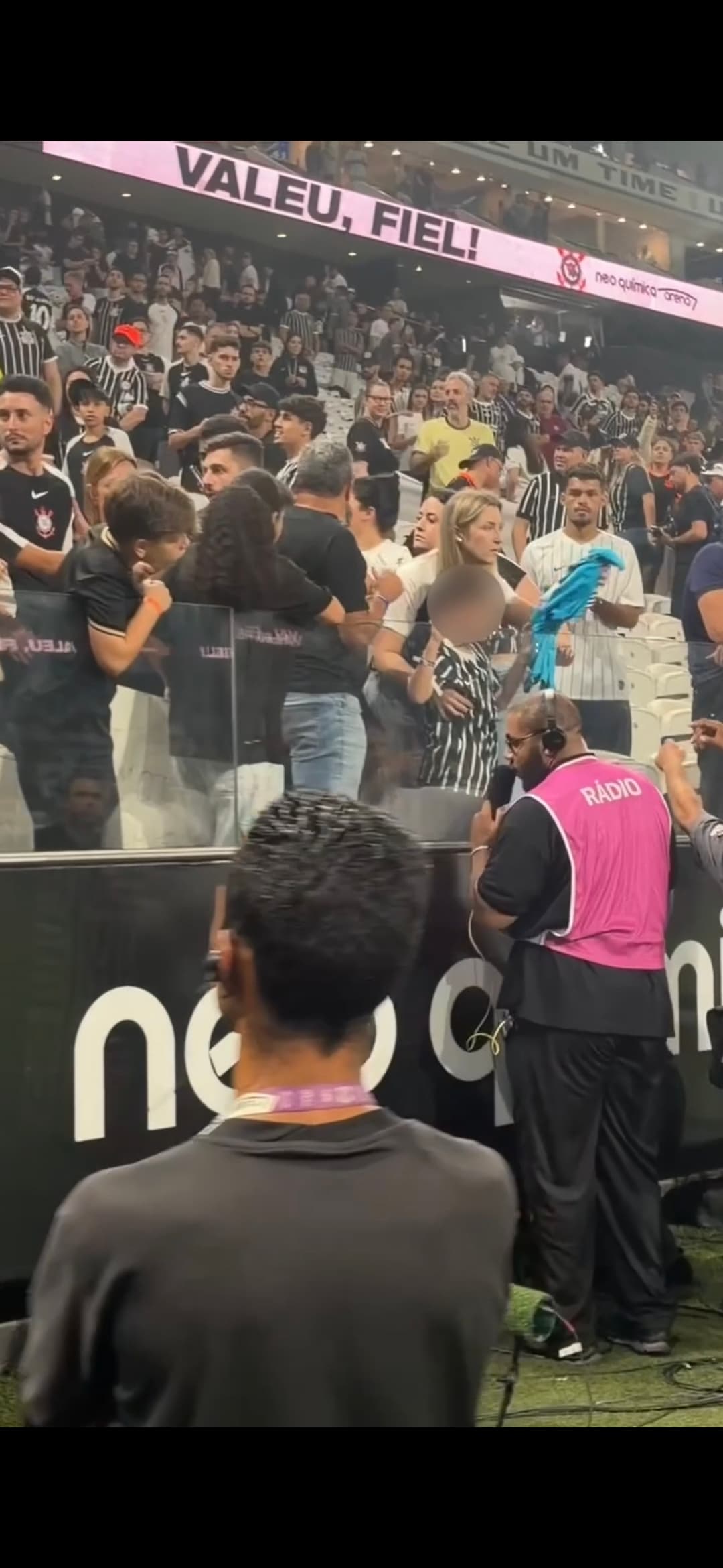 (Vídeo)Garoto torcedor do Corinthians é hostilizado após ganhar camisa de Neymar