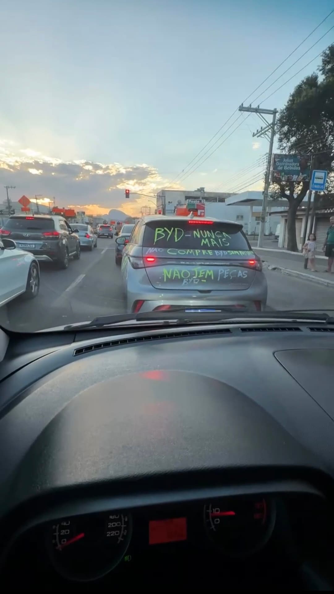 (Vídeo)roprietário de veículo elétrico chinês protesta com o próprio carro contra a montadora após falta de peças e faz desabafo: “Nunca mais”
